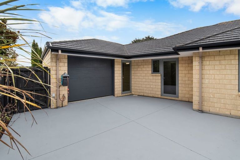 Photo of property in 100 Mcmahon Drive, Aidanfield, Christchurch, 8025