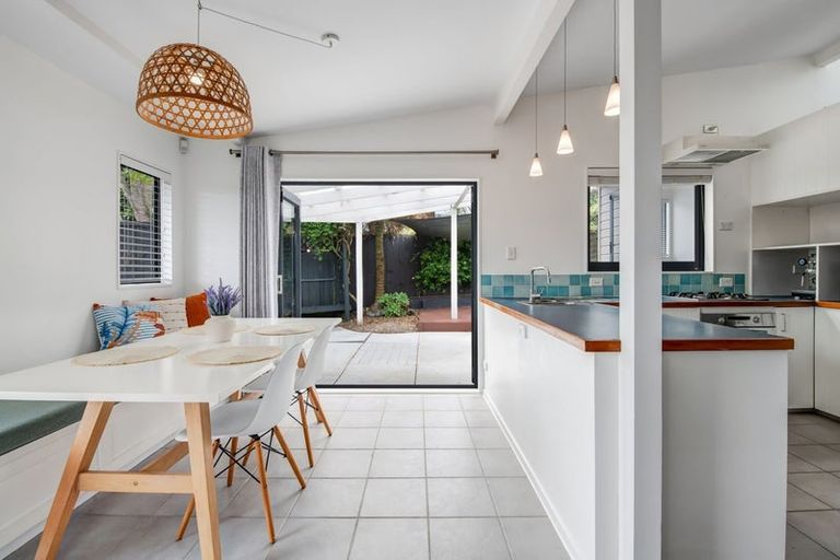 Photo of property in 2/20 Tawavale Crescent, Totara Vale, Auckland, 0629