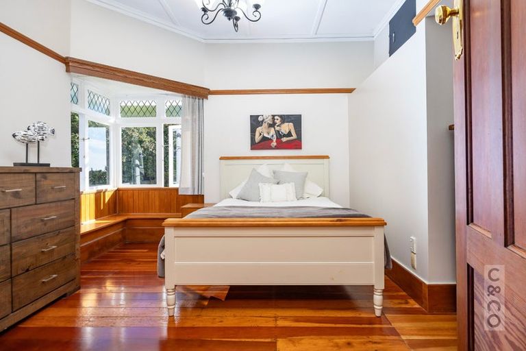 Photo of property in 10 Kaipara View Road, Helensville, 0875