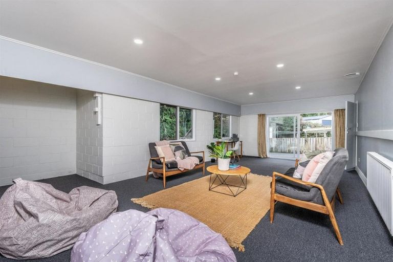 Photo of property in 52 Kiwi Crescent, Tawa, Wellington, 5028