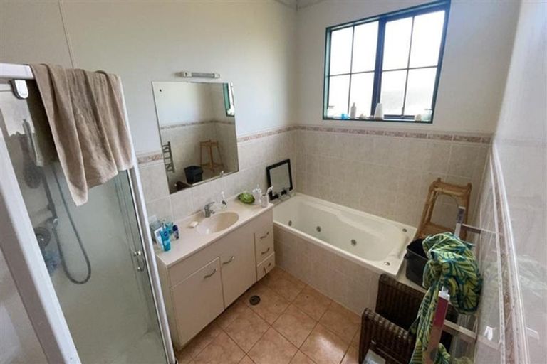 Photo of property in 9 Vinograd Drive, Te Atatu Peninsula, Auckland, 0610