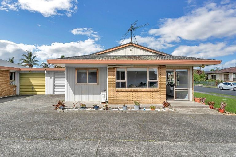 Photo of property in 17 Edgewater Parade, Waiuku, 2123