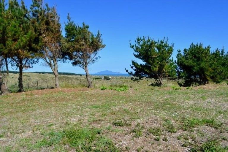 Photo of property in 24 Uxbridge Terrace, Waikawa Beach, Levin, 5573