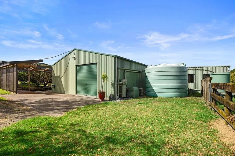 Photo of property in 216 Riverhead Road, Kumeu, 0892