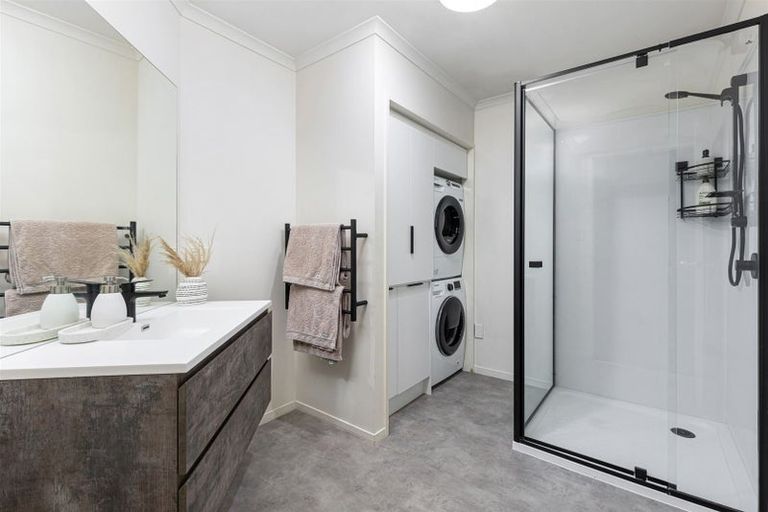 Photo of property in 11/17 Harbour View Road, Te Atatu Peninsula, Auckland, 0610