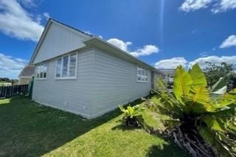 Photo of property in 1/47 Luckens Road, West Harbour, Auckland, 0618