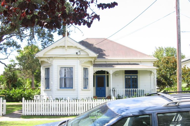 Photo of property in 24 Russell Street, Stanley Point, Auckland, 0624