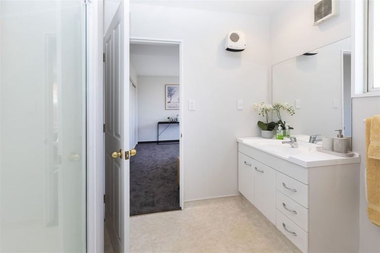 Photo of property in 2 Rosefield Lane, Northcote, Christchurch, 8052