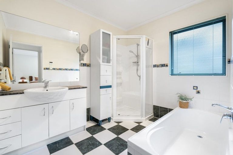 Photo of property in 27 Roy Maloney Drive, Henderson, Auckland, 0612