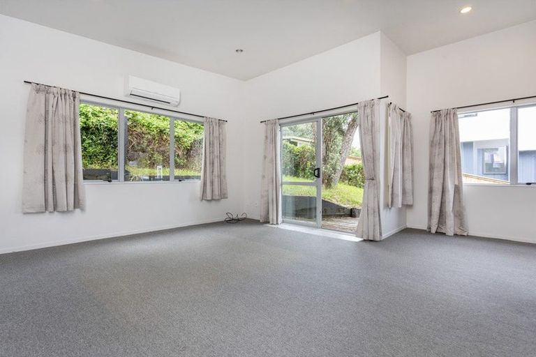Photo of property in 18 Totaravale Drive, Totara Vale, Auckland, 0629