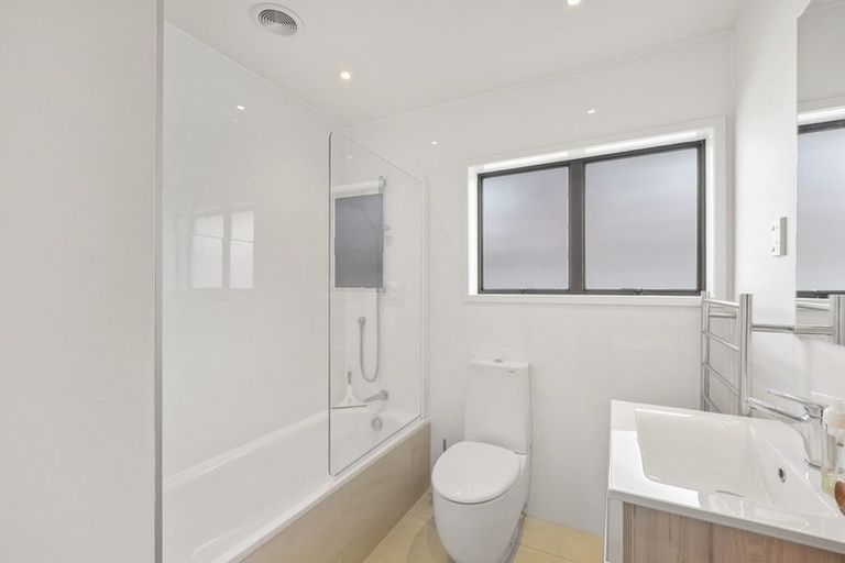 Photo of property in 1/32 Beach Road, Castor Bay, Auckland, 0620