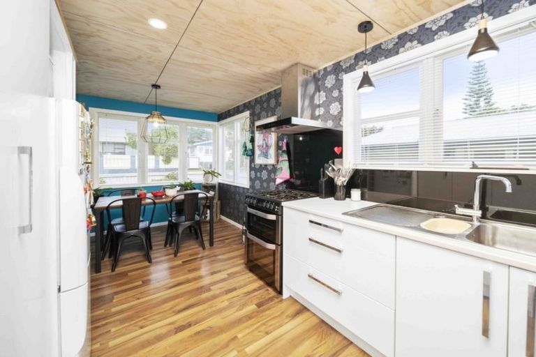 Photo of property in 28 Grenville Street, Marfell, New Plymouth, 4310