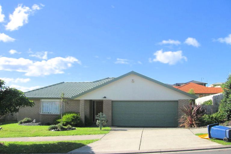 Photo of property in 35 Roy Maloney Drive, Henderson, Auckland, 0612