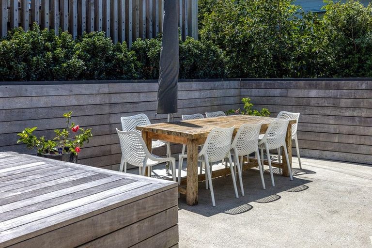 Photo of property in 70 Queens Drive, Oneroa, Waiheke Island, 1081