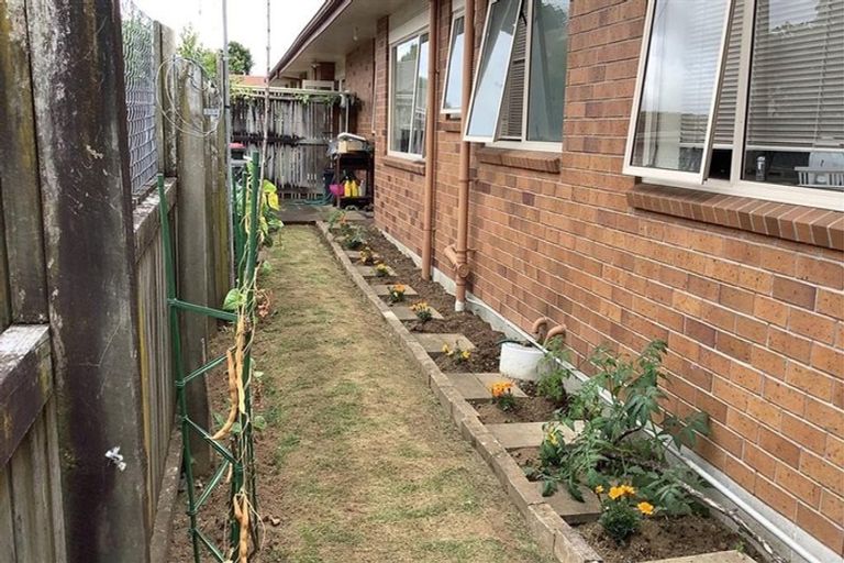 Photo of property in 2/17 Youngs Road, Papakura, 2110