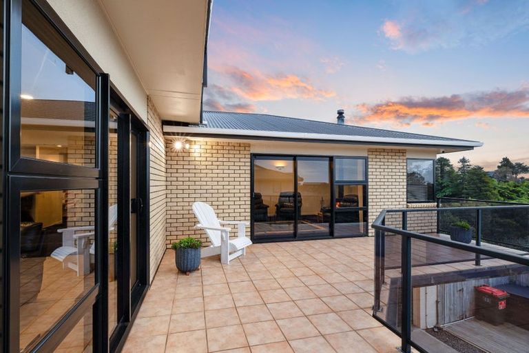 Photo of property in 10 Larsen Place, Merrilands, New Plymouth, 4312