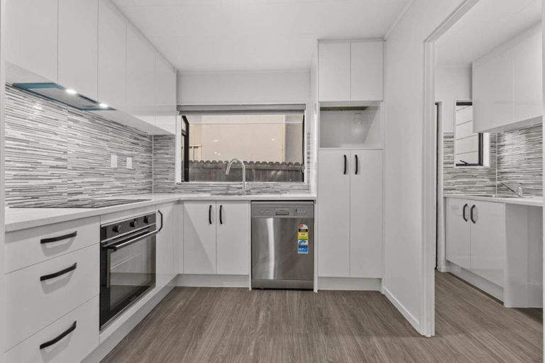 Photo of property in 2/8 Kirklow Place, Goodwood Heights, Auckland, 2105