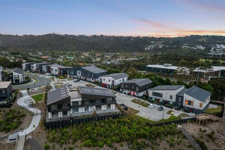 Photo of property in 2/3 Parapara Place, Albany, Auckland, 0632