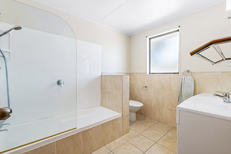 Photo of property in 2/24 Lambrown Drive, Totara Vale, Auckland, 0629