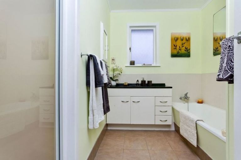 Photo of property in 2/52 Verran Road, Birkdale, Auckland, 0626