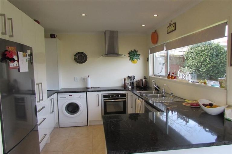 Photo of property in 2/18a Sherwood Avenue, Te Atatu South, Auckland, 0610