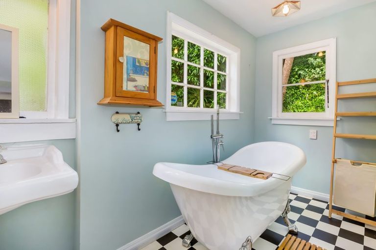 Photo of property in 1/45 Airlie Road, Plimmerton, Porirua, 5026