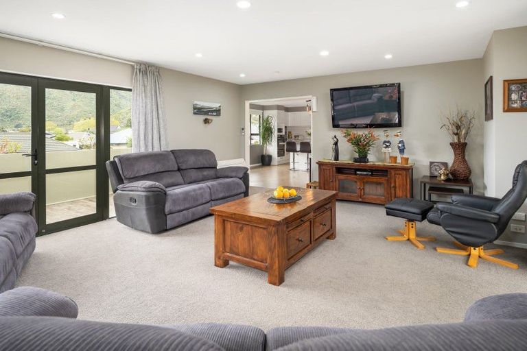 Photo of property in 6 Whitby Close, Waikawa, Picton, 7220