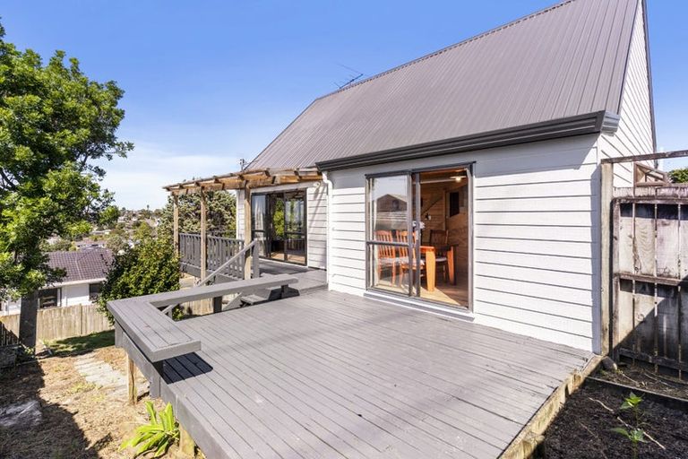 Photo of property in 2/24 Thalia Place, Totara Vale, Auckland, 0629