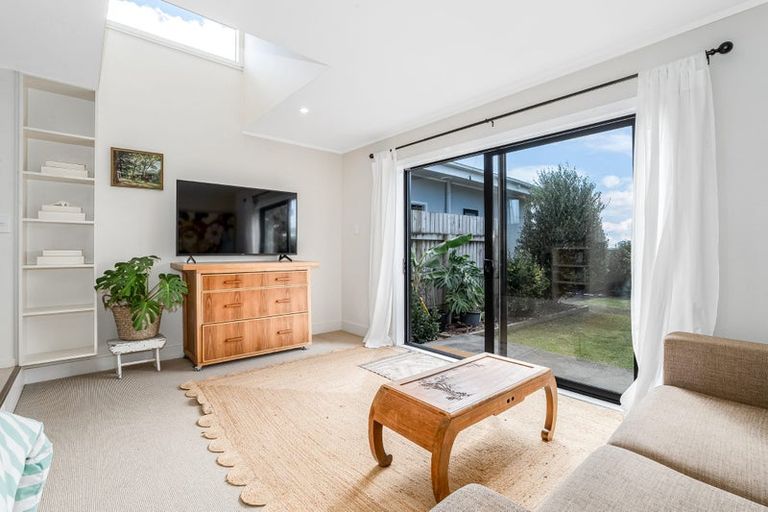 Photo of property in 16 Paneta Street, Paekakariki, 5034