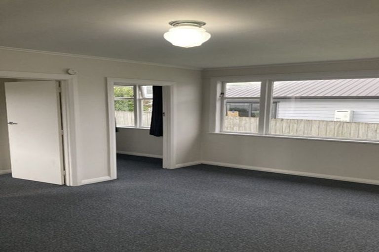 Photo of property in 15 Stamford Park Road, Mount Roskill, Auckland, 1041