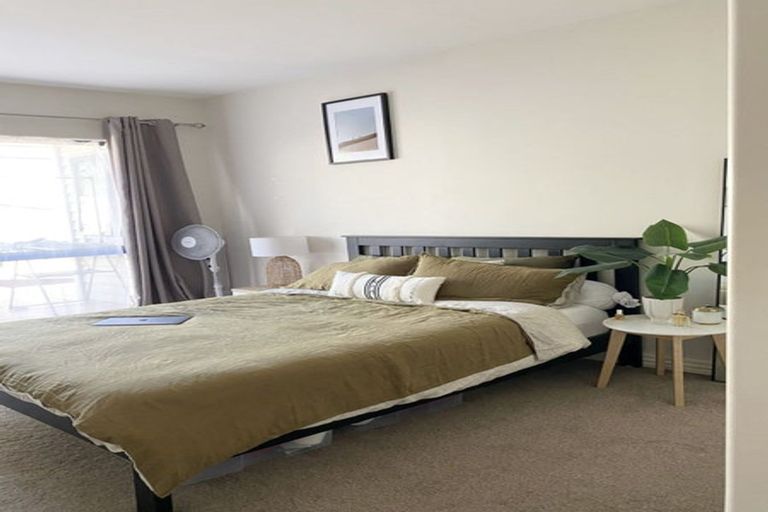 Photo of property in 30 Sartors Avenue, Northcross, Auckland, 0630