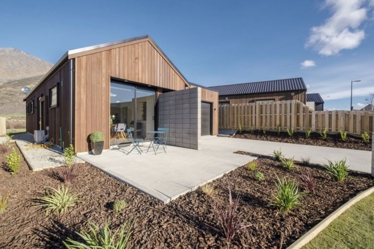 Photo of property in 22 Huxley Place, Lake Hayes, Queenstown, 9304