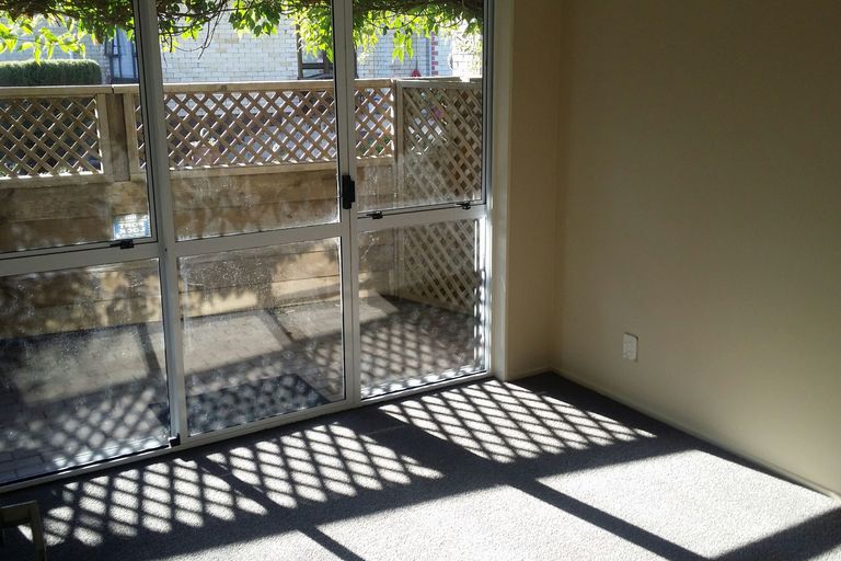 Photo of property in 2/13 Bunnythorpe Road, Papakura, 2110