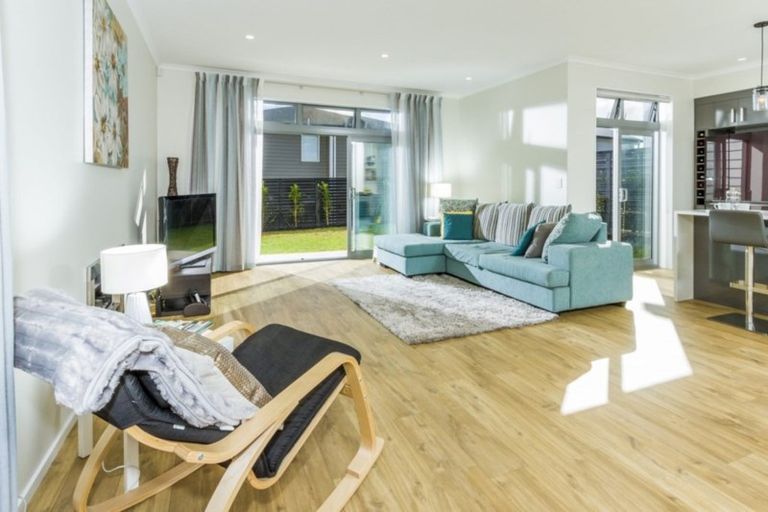 Photo of property in 15b Headland Drive, Long Bay, Auckland, 0630