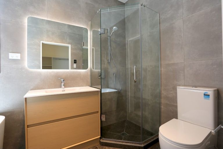 Photo of property in 1b Kirkdale Place, Northcross, Auckland, 0632