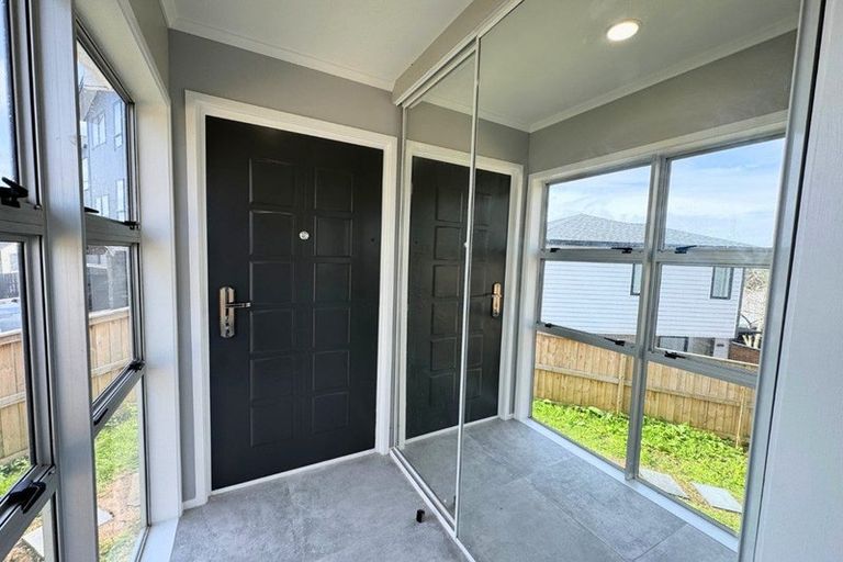 Photo of property in 9 Woodhouse Place, West Harbour, Auckland, 0618