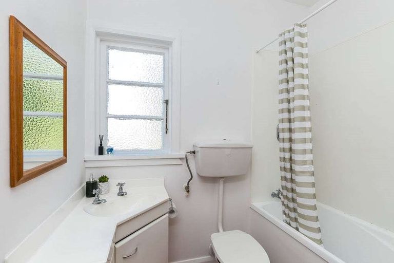 Photo of property in 88 Maupuia Road, Maupuia, Wellington, 6022