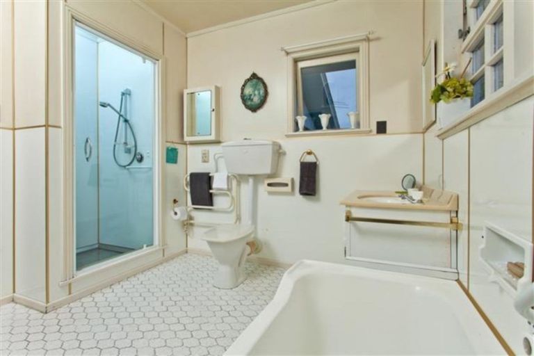 Photo of property in 5 Colin Wild Place, Glenfield, Auckland, 0629