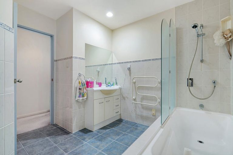 Photo of property in 17 Pelargonium Terrace, Goodwood Heights, Auckland, 2105