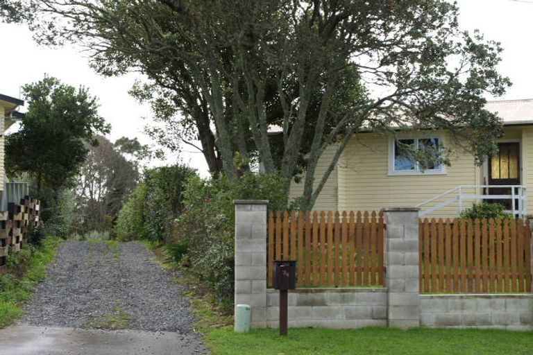 Photo of property in 34 Trelawn Place, Cockle Bay, Auckland, 2014