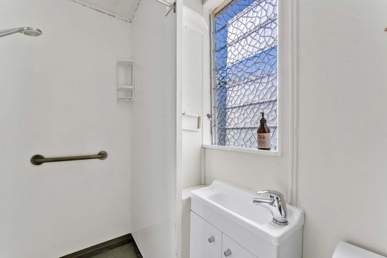 Photo of property in 3 Frieston Road, Milford, Auckland, 0620