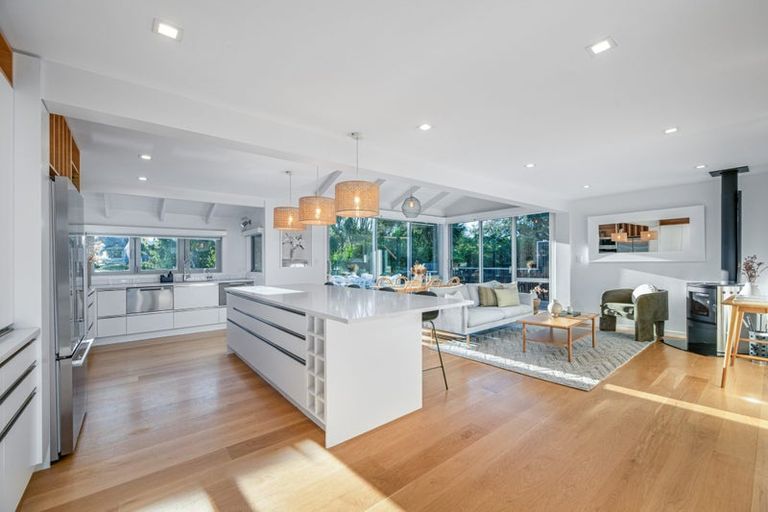 Photo of property in 22 Woodfern Crescent, Titirangi, Auckland, 0604