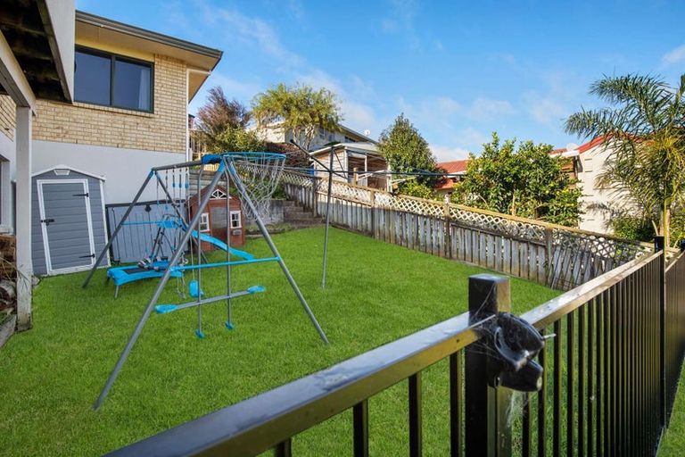 Photo of property in 17 Downing Place, Welcome Bay, Tauranga, 3112