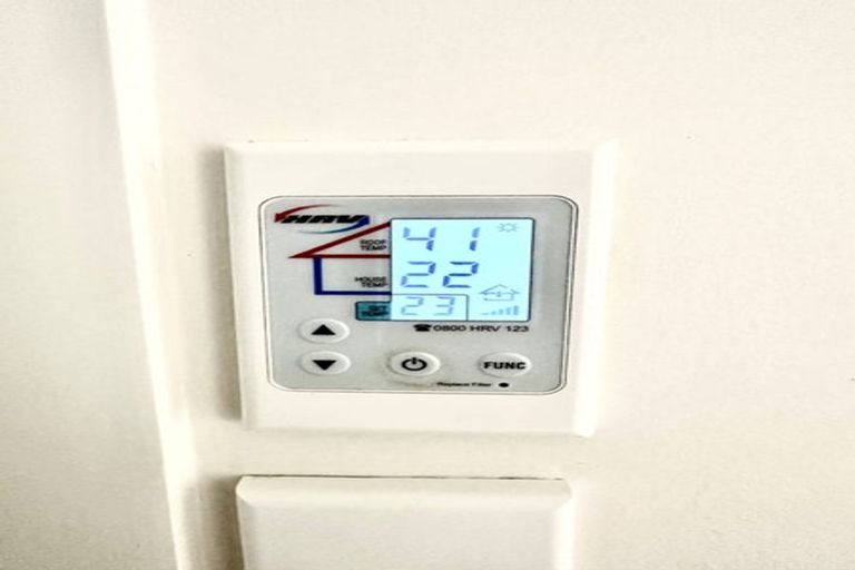 Photo of property in 2/35 Knightsbridge Drive, Forrest Hill, Auckland, 0620