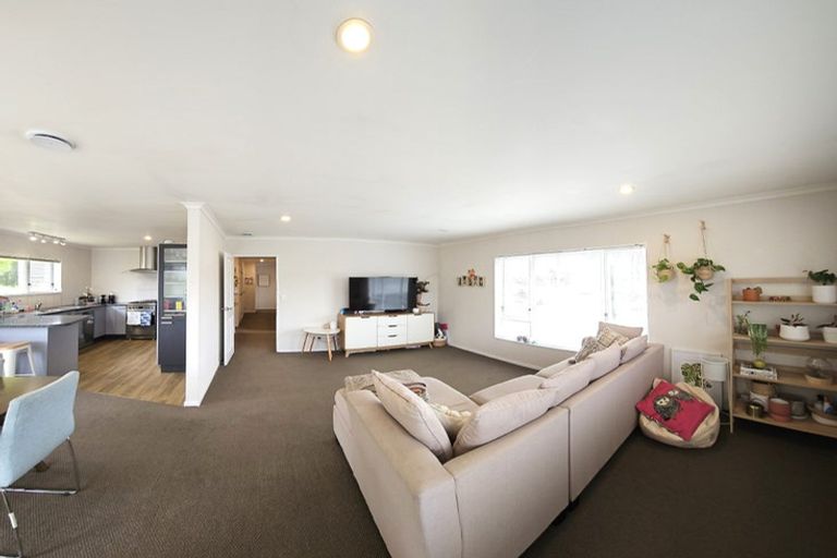 Photo of property in 93a Taylor Terrace, Tawa, Wellington, 5028