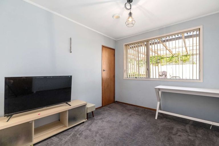 Photo of property in 19 Stallard Place, Glen Eden, Auckland, 0602