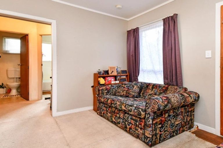 Photo of property in 301 Glenfield Road, Glenfield, Auckland, 0629