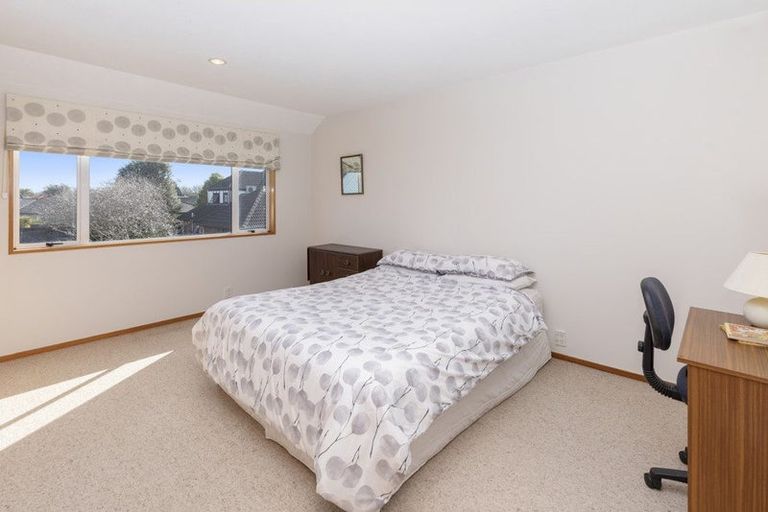 Photo of property in 18 Huntingdon Place, Avonhead, Christchurch, 8042