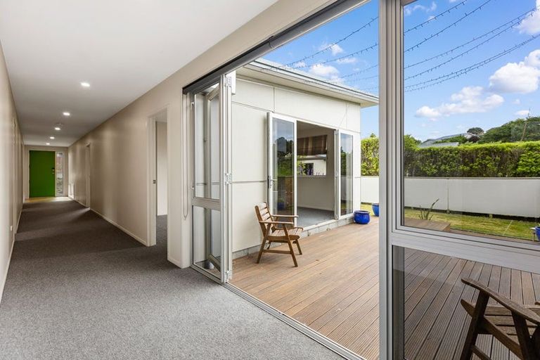 Photo of property in 10e Long Place, Frankleigh Park, New Plymouth, 4310