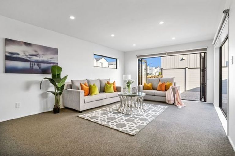 Photo of property in 27 Lili Chen Way, Mangere Bridge, Auckland, 2022